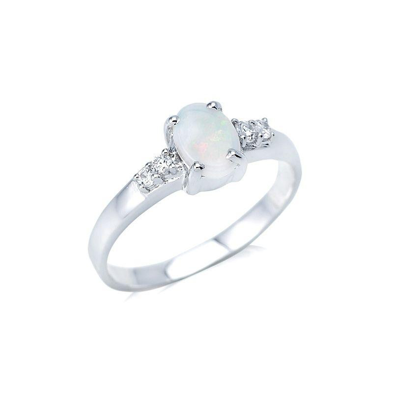 Anello opale ovale e zirconio — per racchiudere il sole del giorno