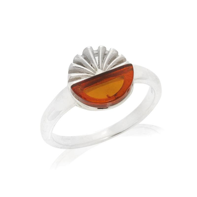 Anello in argento rodiato con ambra cognac del Mar Baltico — per ricordare la tua luce