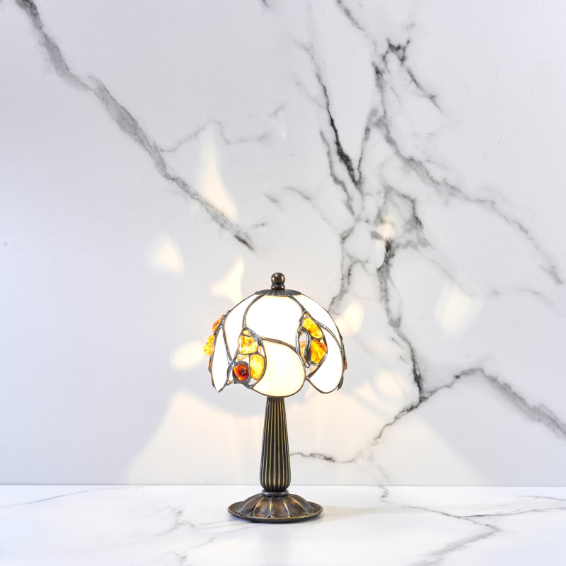 Lampada in ottone e vetro per un tocco di eleganza — arricchisce l'ambiente con la sua forma, per un angolo che ti somig