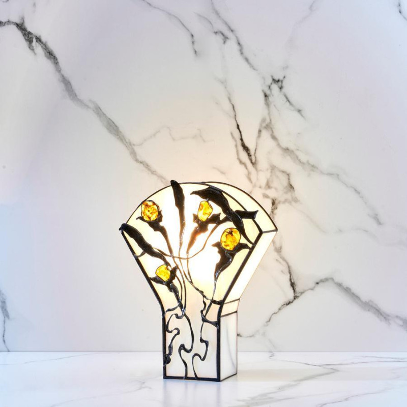 Lampada da tavolo in ottone e vetro per un angolo elegante — da abbellire l'ambiente.
