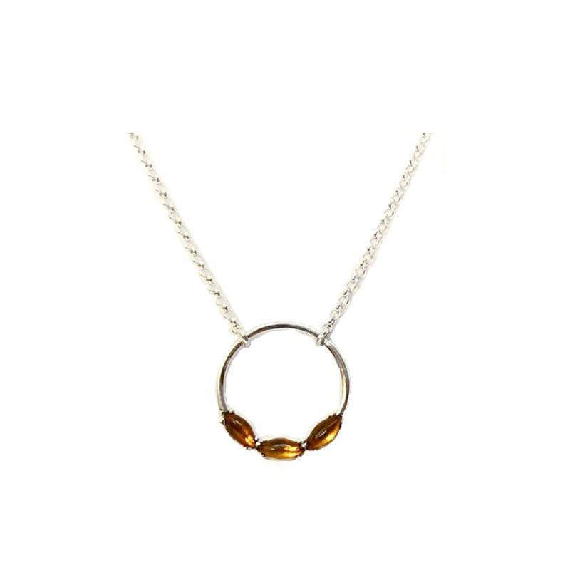 Collana in argento 925 rodiato con navetta in ambra cognac — per custodire ricordi preziosi