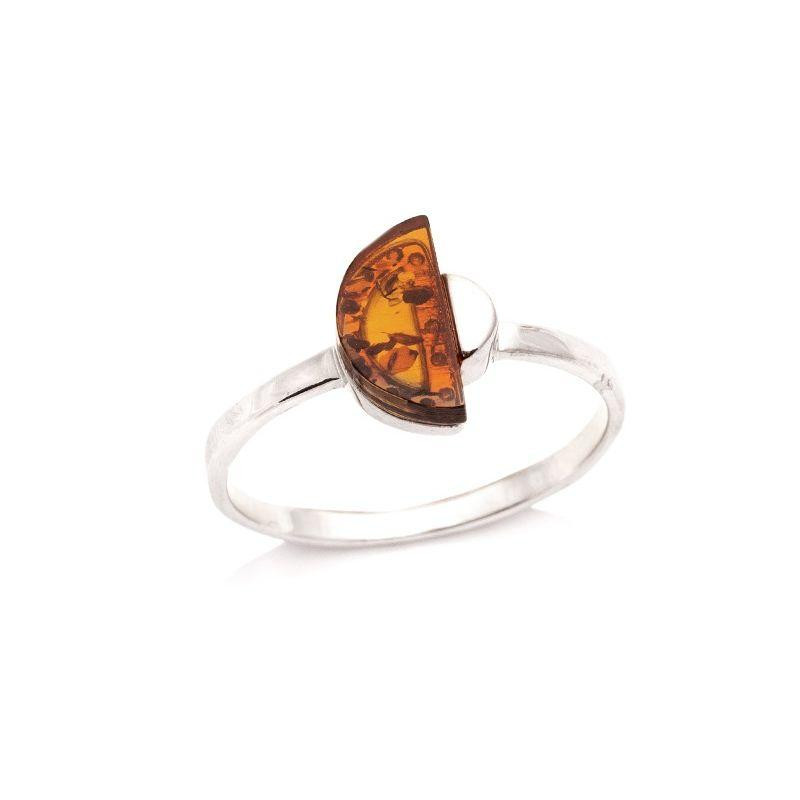 Anello semicerchio ambra cognac — per racchiudere i tuoi più bei momenti