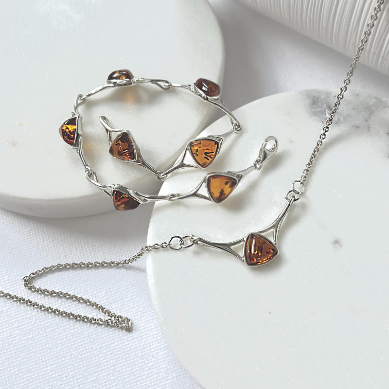 Bracciale in argento 925 con triangolo di ambra cognac — per custodire la tua luce — foto 1