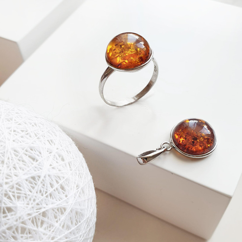 Anello tondo ambra cognac — per racchiudere il sole — foto 1
