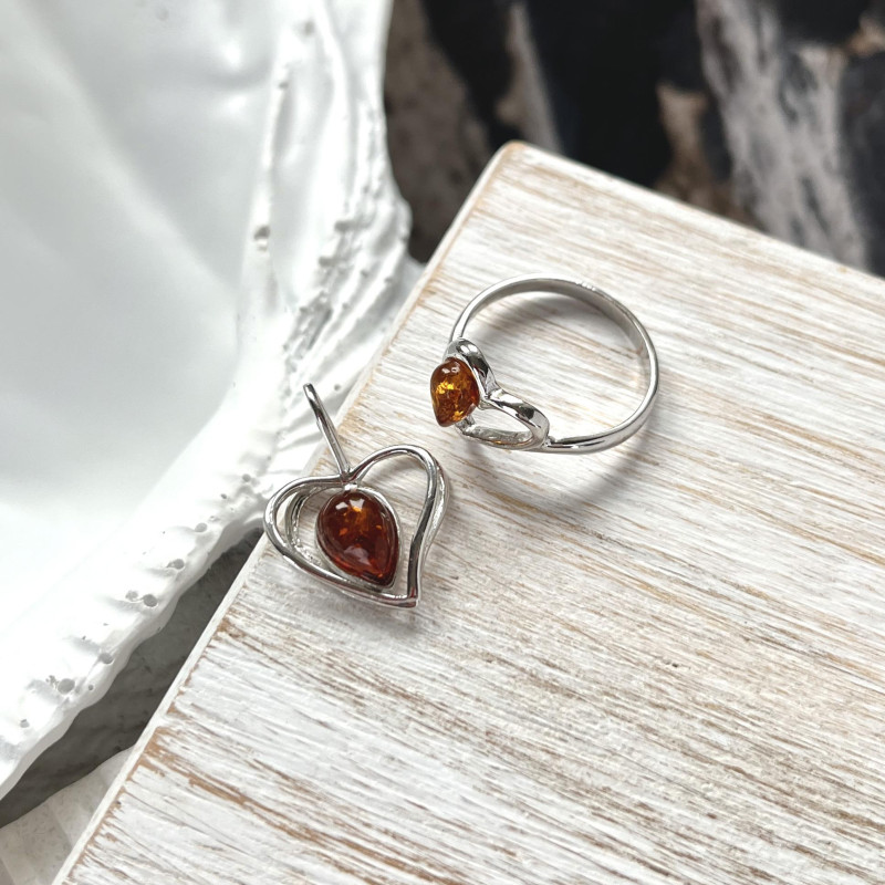 Anello cuore in argento rodiato con goccia di ambra cognac — per custodire l'amore eterno — foto 2