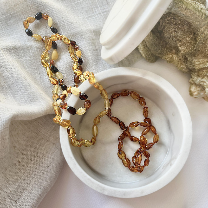 Collana d’ambra multicolore oliva per bambini, un filo di luce — per custodire i sogni — foto 2