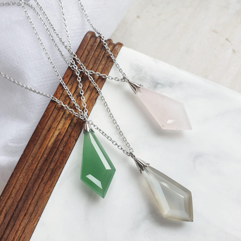 Collana goccia pietra bianca — per portare con te la luce — foto 2
