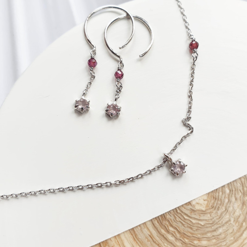 Collana in argento rodiato con quarzo rosa e granato — per celebrare l’amore — foto 2