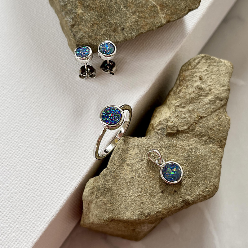 Ciondolo rotondo in argento 925 rodiato con opale blu doppietto — per custodire la serenità — foto 2