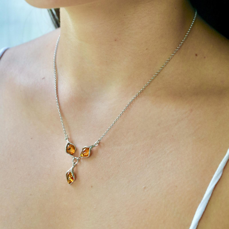 Collana con navetta ambra e perline d'argento 925, per evocare la luce del passato — foto 1