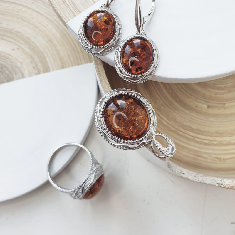 Ciondolo in argento rodiato con ambra cognac ovale — per custodire la tua luce interiore — foto 2