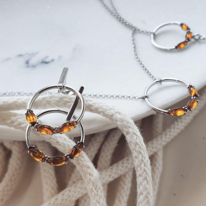 Collana in argento 925 rodiato con navetta in ambra cognac — per custodire ricordi preziosi — foto 1