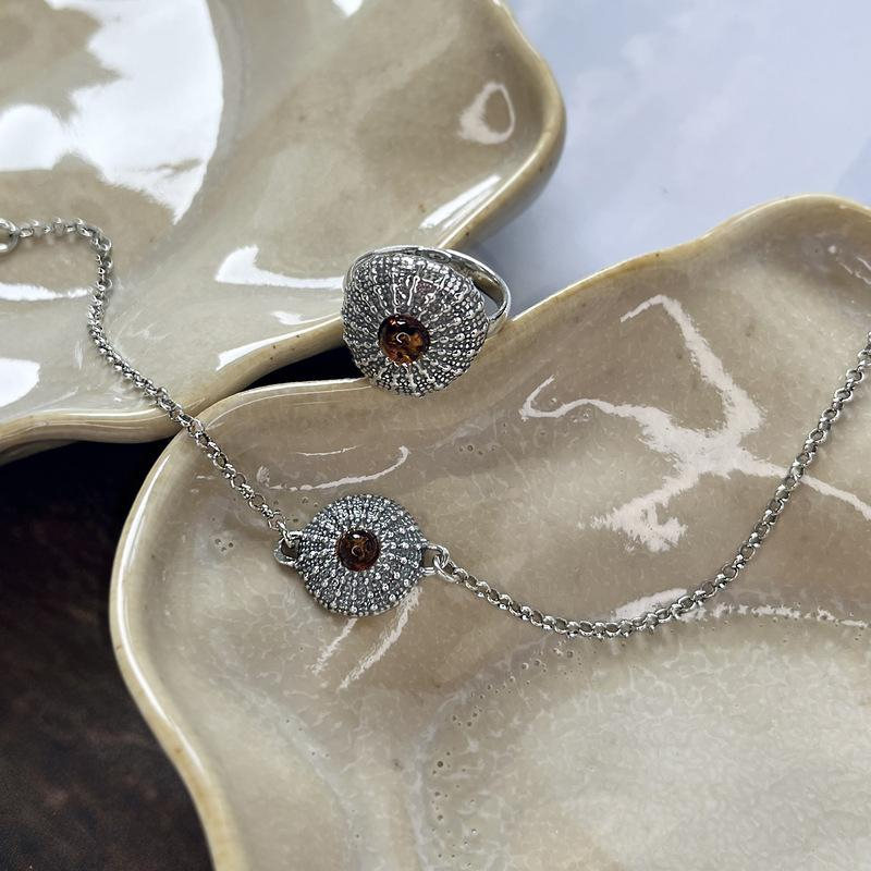 Bracciale in argento antico con ambra cognac – custodire la tua luce interna — per evocare il calore della vita — foto 2