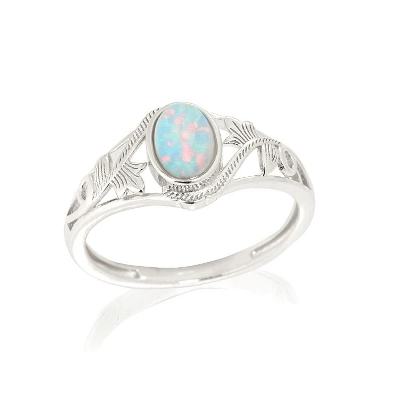 Anello con opale bianco australiano ovale in argento rodiato — per custodire la tua luce