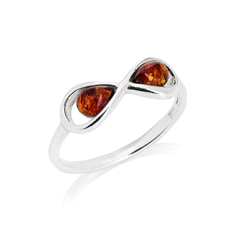 Anello multipietre e ambra cognac — per incarnare la nobiltà