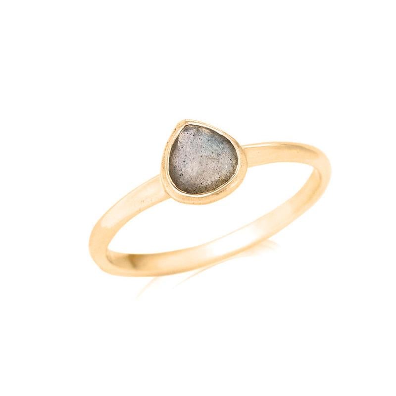 Anello cuore in labradorite 6 mm, argento placcato oro — per custodire il tuo amore