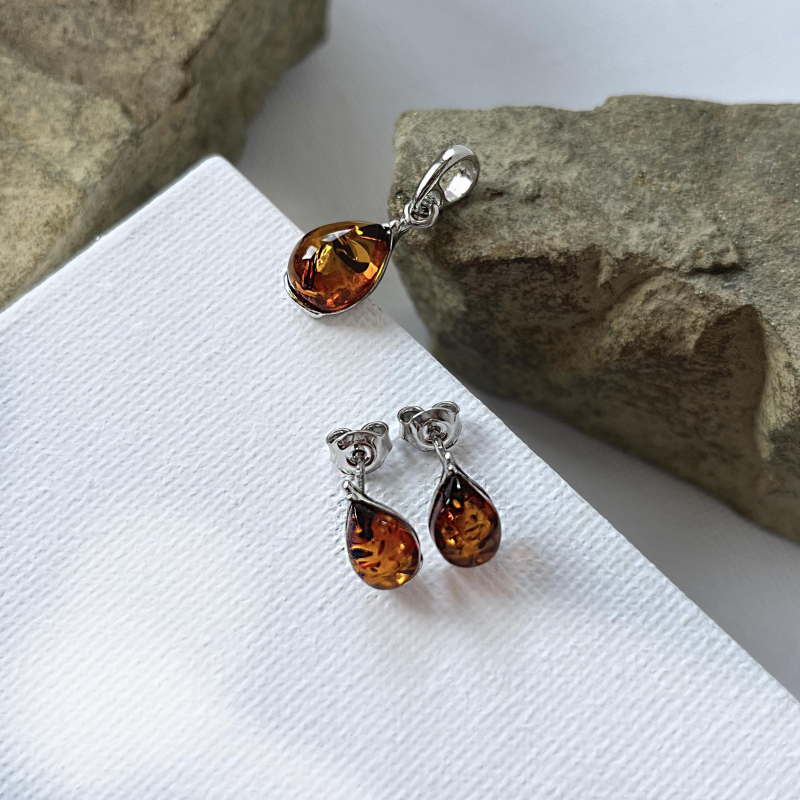 Anello a goccia in argento rodiato con ambra cognac — per custodire la tua luce interiore — foto 2
