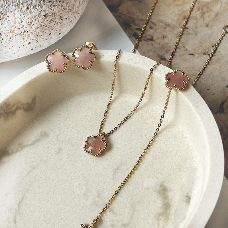 Orecchini a lobo fiore — petali rosa, argento dorato 925 — per portare con te un'intenzione — foto 2