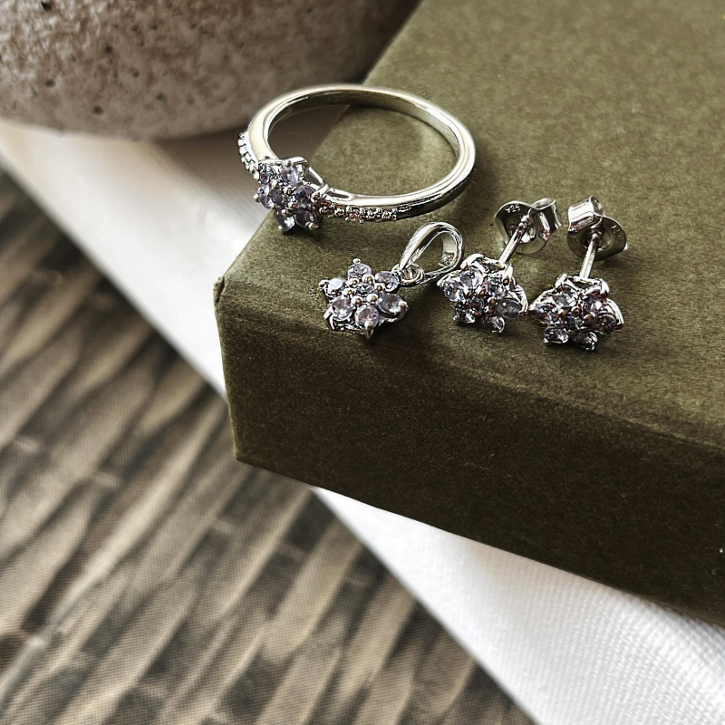Orecchini lobo fiore tanzanite blu — per portare con te un'intenzione — foto 2