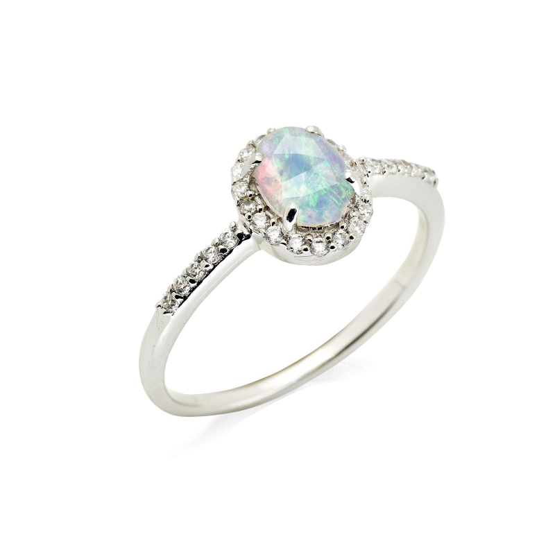 Anello ovale con opale e zirconio — per evocare l'essenza naturale