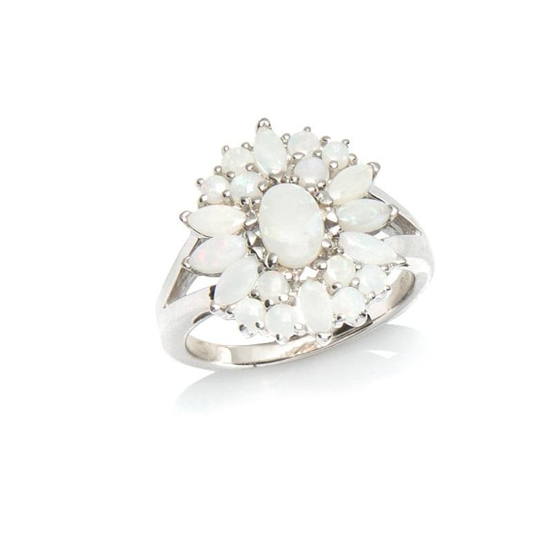 Anello in argento rodiato con opale bianco naturale — per illuminare ogni gesto
