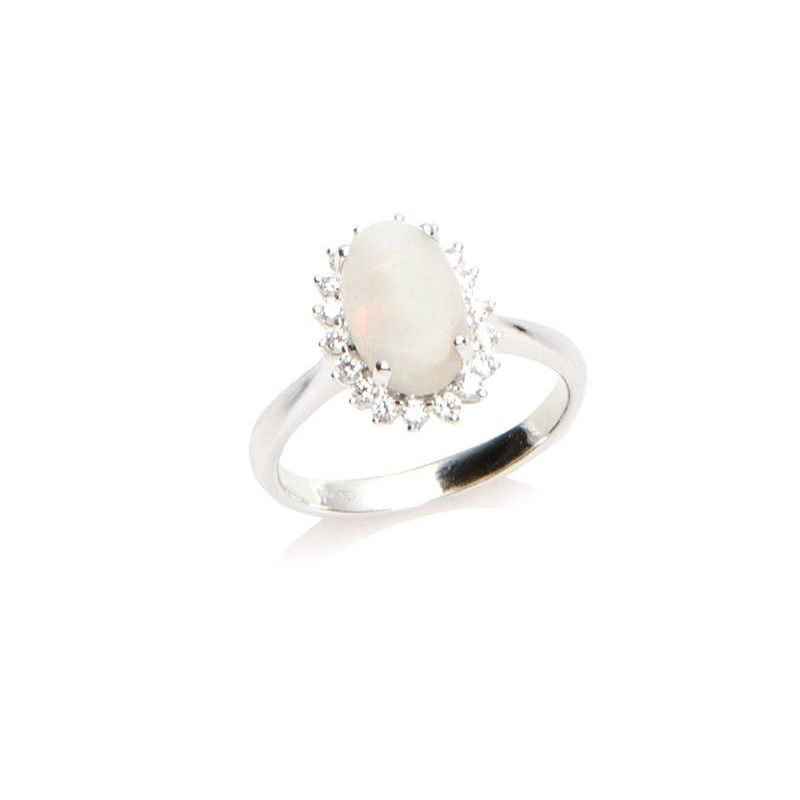 Anello opale ovale e zirconio — per risplendere con eleganza