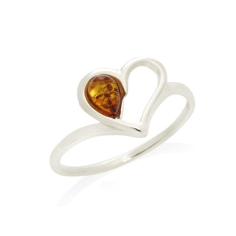 Anello cuore in argento rodiato con goccia di ambra cognac — per custodire l'amore eterno