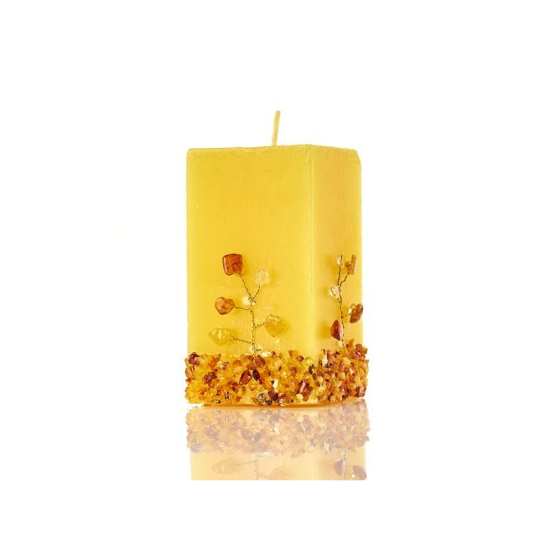 Candela in ambra naturale per creare calore in un angolo intimo — per un ambiente accogliente