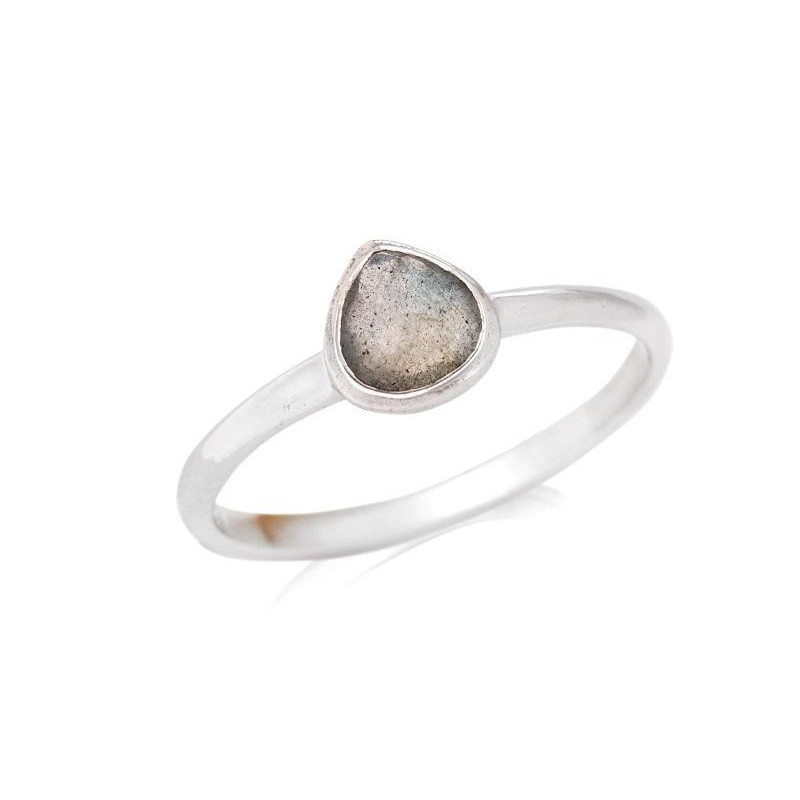 Anello a cuore in argento 925 e labradorite — per custodire un desiderio