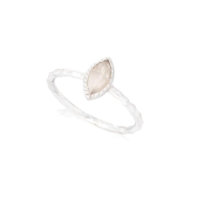 Anello pietra luna bianca — per celebrare la luce interiore