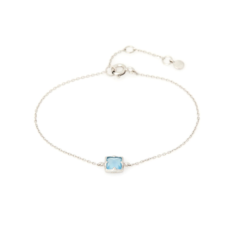 Bracciale di argento rodiato con calcedonio azzurro quadrato — per custodire la serenità