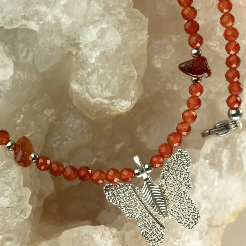 Collana con Pietra Rossa Nymfa e Ciondolo Farfalla Reale con Foglia Vera — foto 2