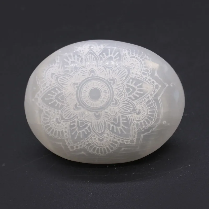 Selenite Palm Stone - Mandala Engraved — foto 1