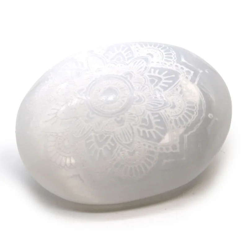 Selenite Palm Stone - Mandala Engraved — foto 2