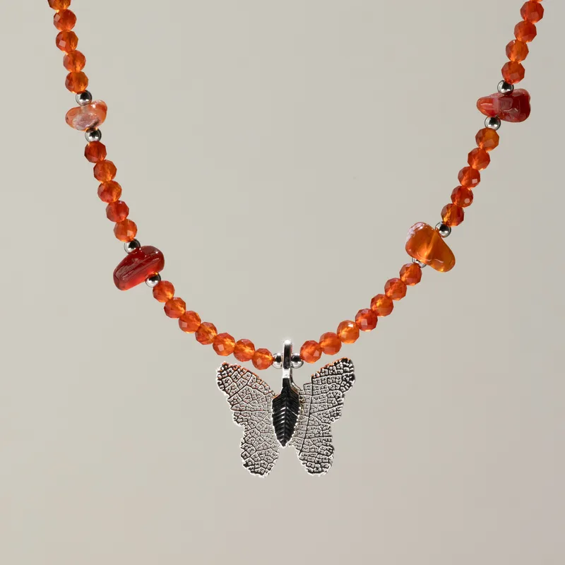 Collana con Pietra Rossa Nymfa e Ciondolo Farfalla Reale con Foglia Vera — foto 4