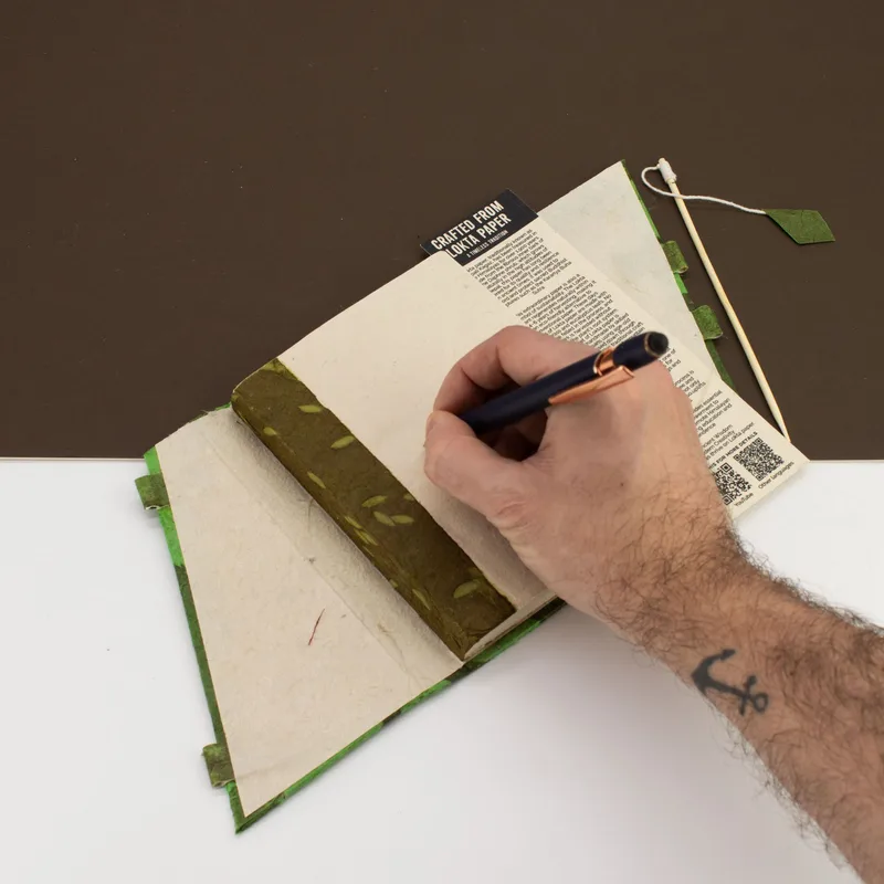 Lokta Bold Floral Bamboo Lock Notebook – Medium (15x12cm) – 45 Leaves – Moss Verde — foto 1