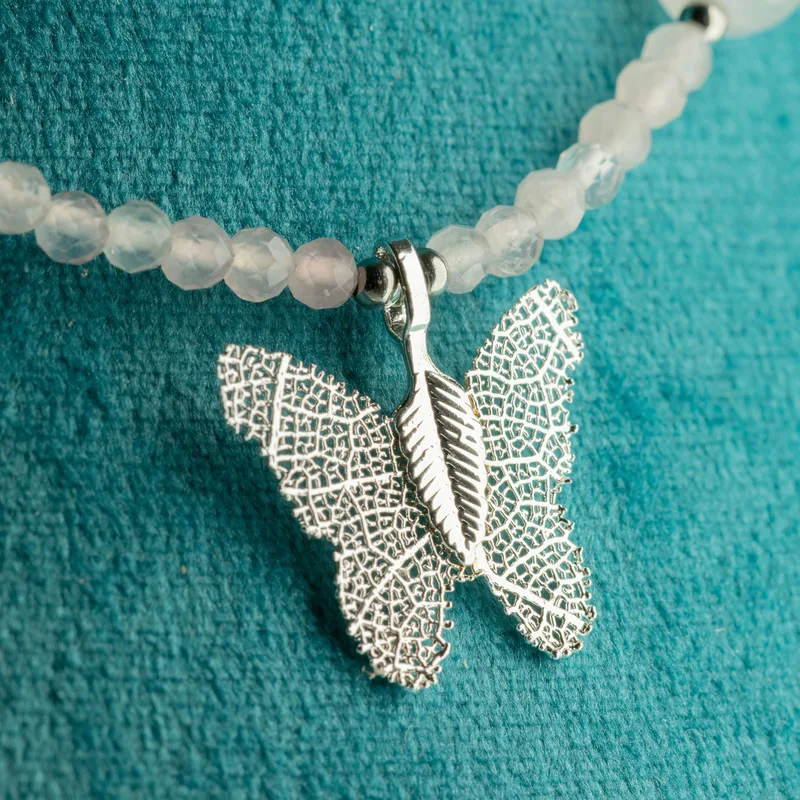Collana Nymph con ciondolo farfalla reale e pietra rosa quarzo in onice rosa. — foto 4