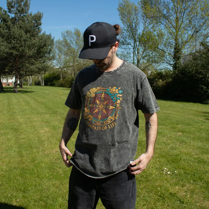 Nomad Sari Stonewashed Cotton T-Shirt Compass of Life Charcoal Large — foto 3