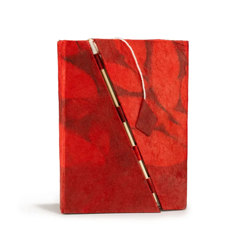 Lokta Bold Floral Bamboo Lock Notebook – Medium (15x12cm) – 45 Leaves – Ruby — foto 1