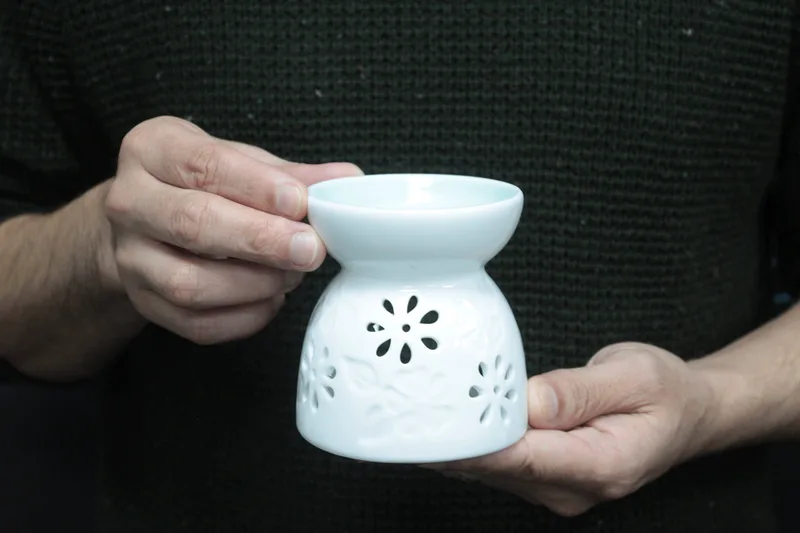 Olio da Burner Classico Bianco con Fiori e Tonalità Verde Acqua — foto 1