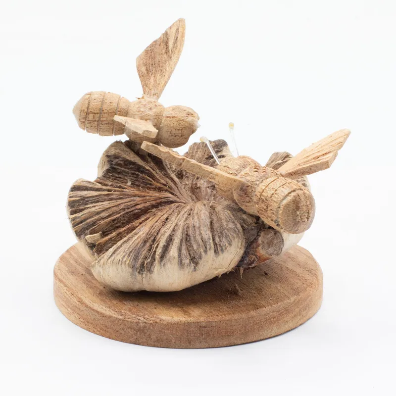 Fatto a mano Parasite Legno Art Carving Bees in The Works — foto 3