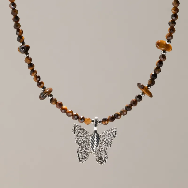 Collana con pietra opale tigre "Nymph" e ciondolo farfalla reale a foglie vere.