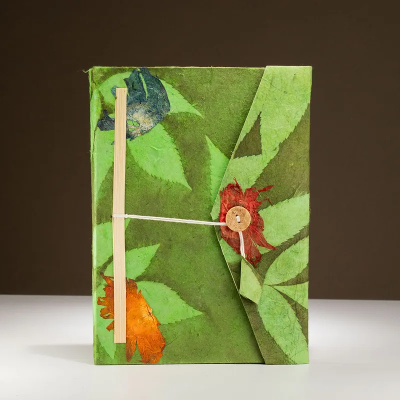 Lokta Bold Floral Notebook – Large – 45 Leaves – Includes Bookmark – Moss Verde — foto 3