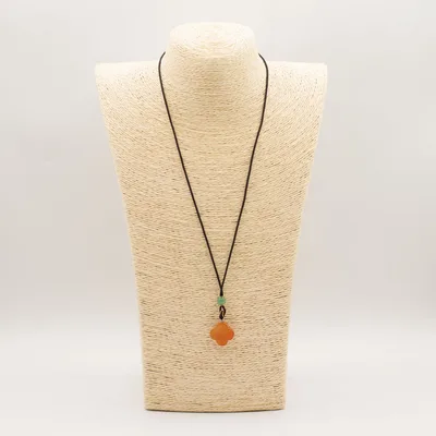 Collana con Ciondolo Pietra Naturale - Giade Rosse a Forma di Trifoglio — foto 1