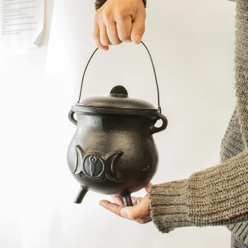 Extra Huge Cast Iron Cauldron with Triple Moon 23x18cm — foto 5