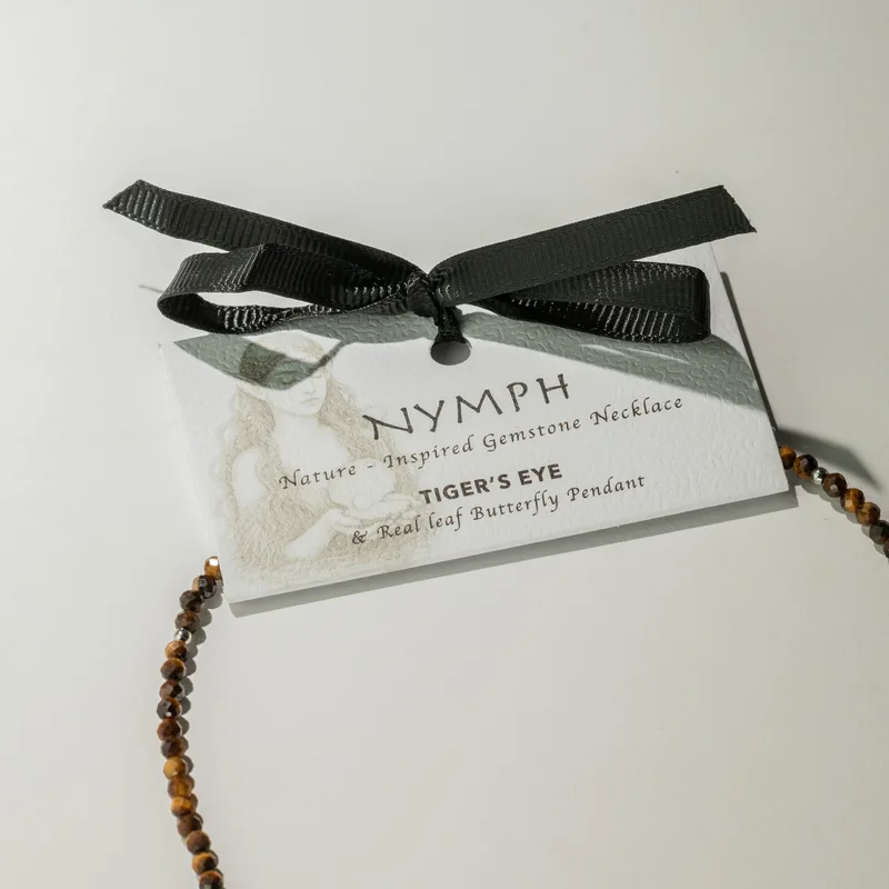 Collana con pietra opale tigre "Nymph" e ciondolo farfalla reale a foglie vere. — foto 1