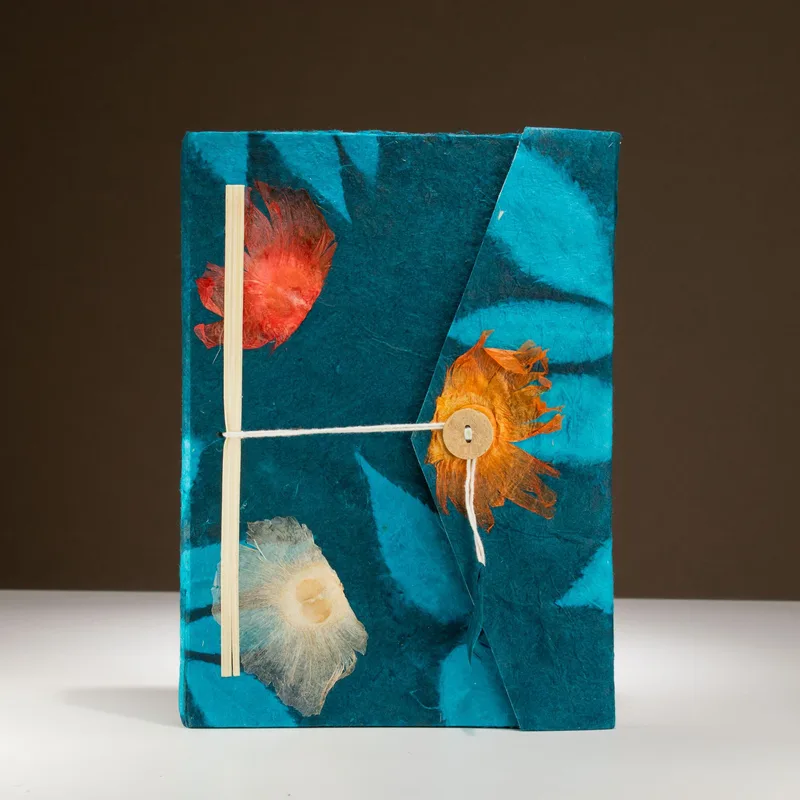 Lokta Bold Floral Notebook – Large – 45 Leaves – Includes Bookmark – Midnight Blu — foto 4