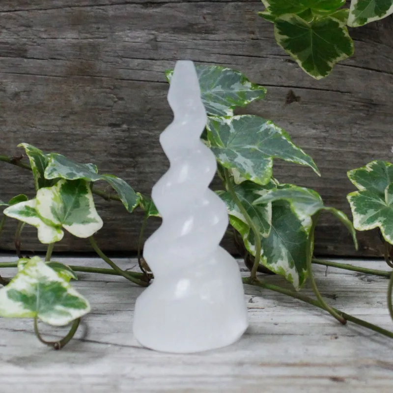 Selenite Spiral Unicorn Horn Tower 10 cm — foto 4