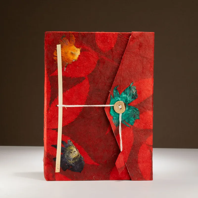 Lokta Bold Floral Notebook – Large – 45 Leaves – Includes Bookmark – Ruby — foto 3