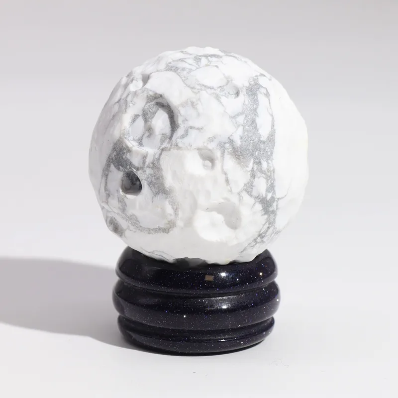 Bianco Howlite Planet on a Sola Goldstone Stand 40mm — foto 2